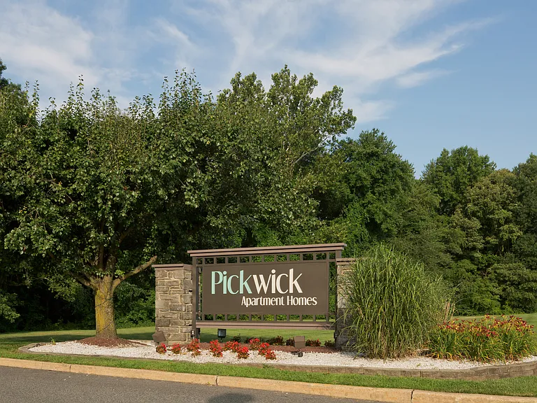 Pickwick Apartments — Photo 6