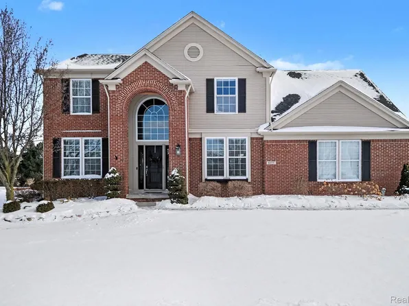 8375 Oxford Ln, Grand Blanc, MI 48439