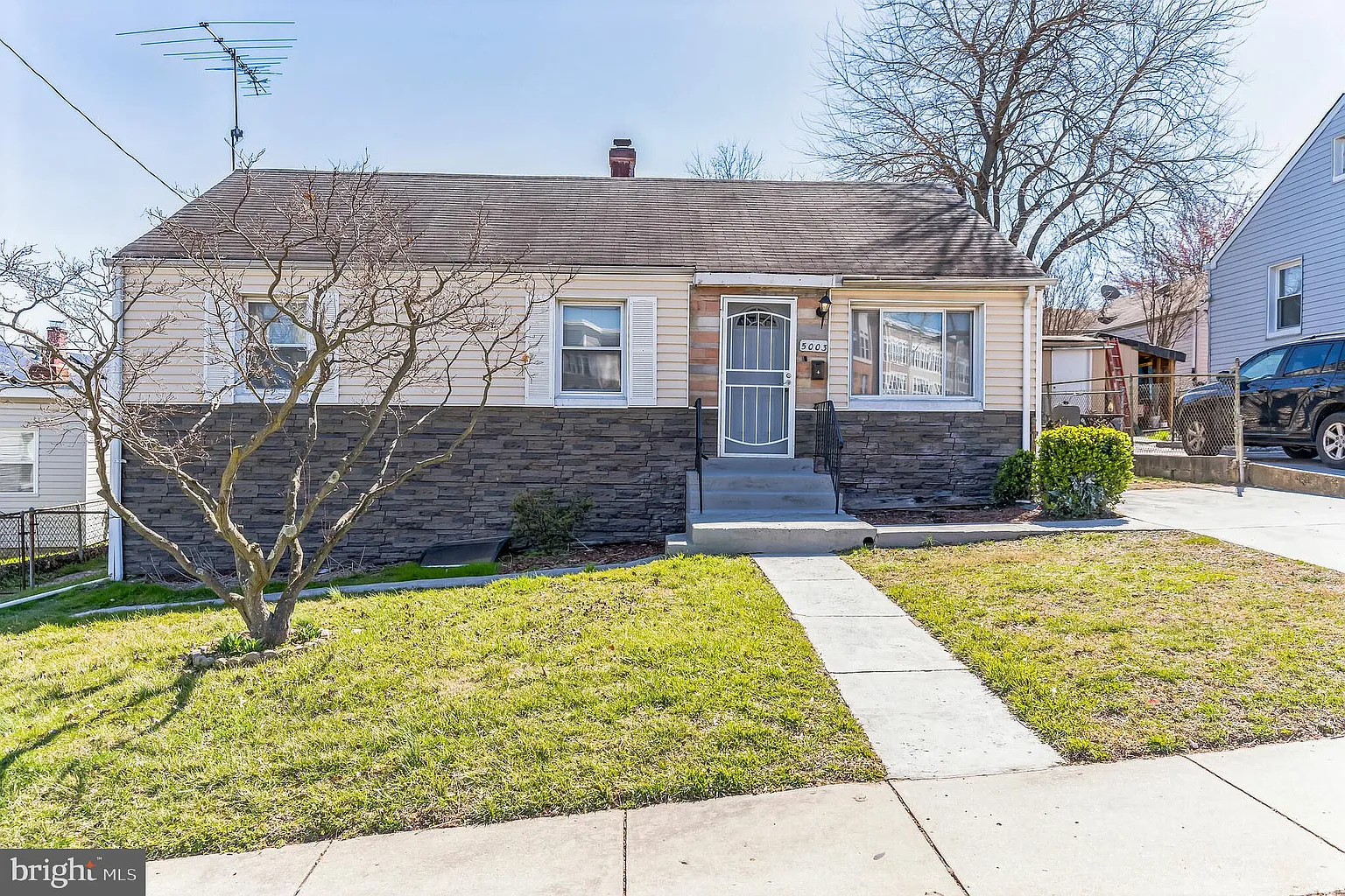 5003 N Englewood Dr photo 1