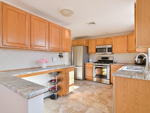 4th image of 53 Arrowwood Dr
