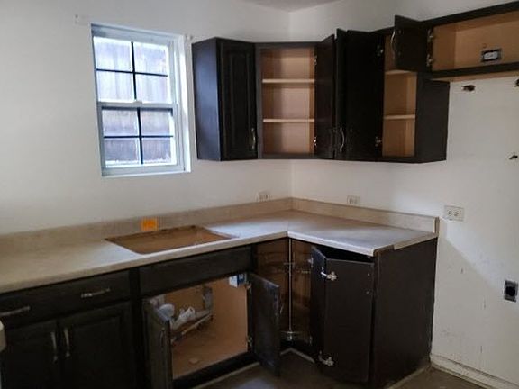 3rd image of 516 Magellan St