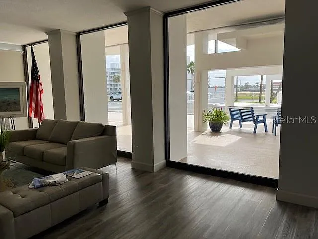 2 bed, 2.0 bath, 1295 sqft, $4,350 — Photo 3