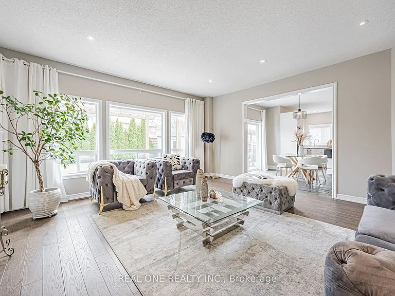 51 Hanson Cres — Photo 16