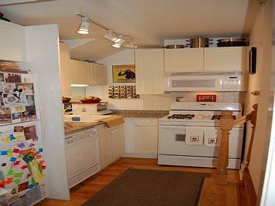 2nd image of 734 W Barry Ave APT Gdn