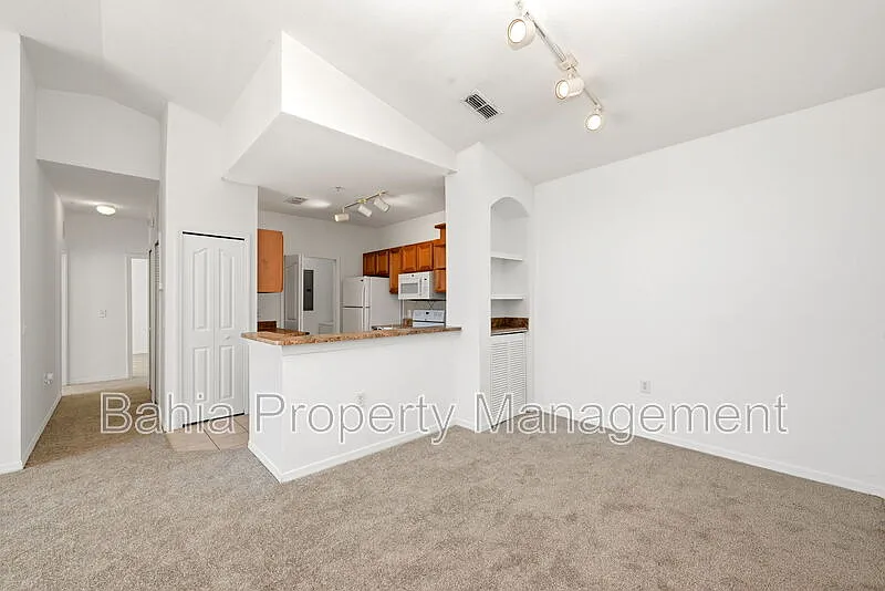 Serenata Condos — Photo 4