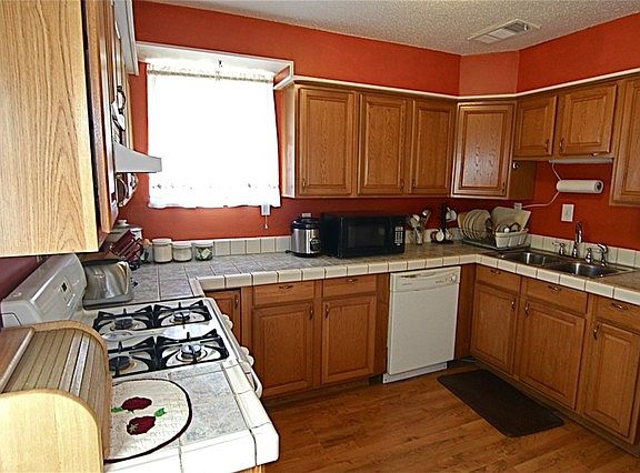 4th image of 4032 Sanford St