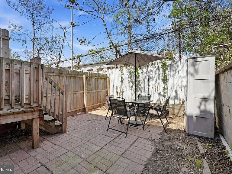 525 Morse St — Photo 17