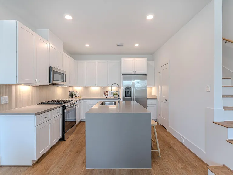 7613 Victory Reserve St — Photo 32