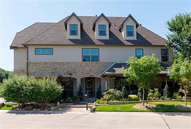 1st image of 2633 Stoneleigh Cir