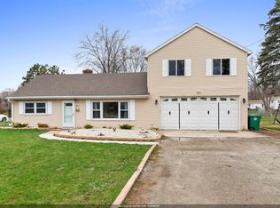 2068 Lost Dauphin Rd, De Pere, WI 54115