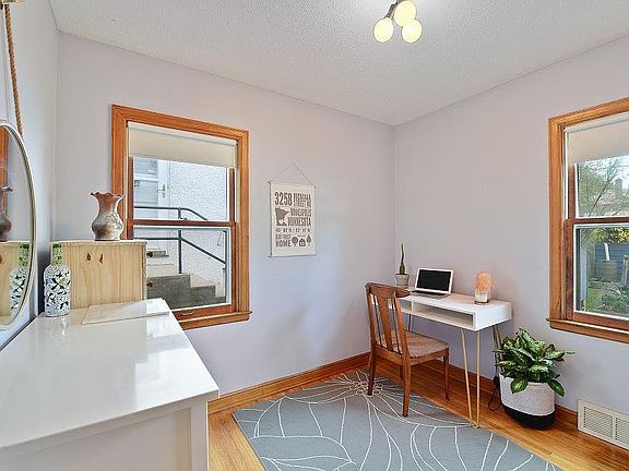5th image of 3258 Buchanan St NE
