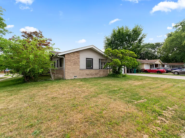 109 Landmeier Rd — Photo 21