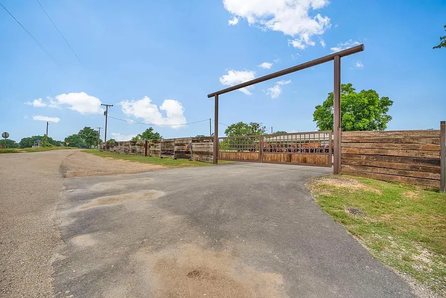4 bed, 2908 sqft, $3,300 — Photo 3