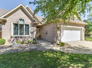 28 Inglewood Ln, Bloomington, IL 61704