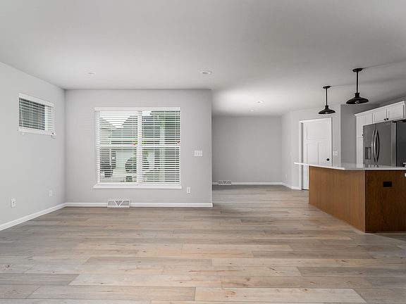 3rd image of 664 Hillcrest Dr