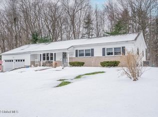 15 Rolling Brook Dr, Clifton Park, NY 12065