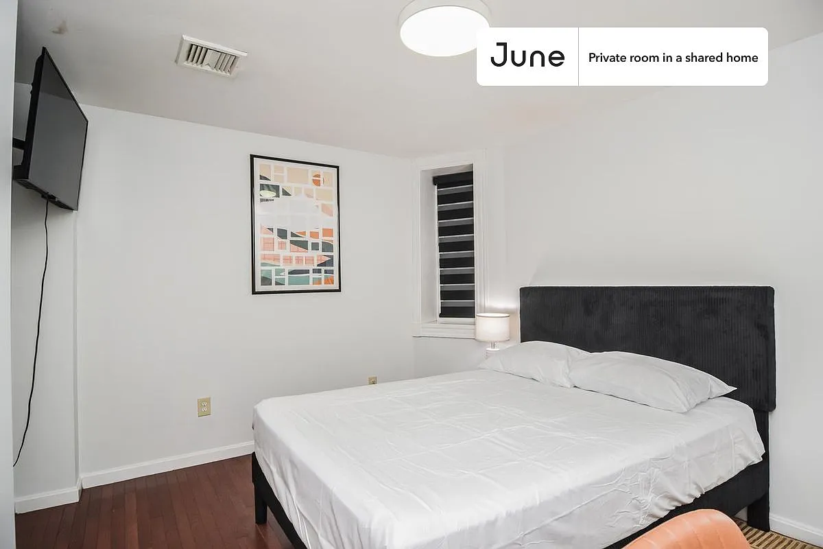 Queen bedroom in 7 bed/2 bath home in Allston #834 G — Photo 1