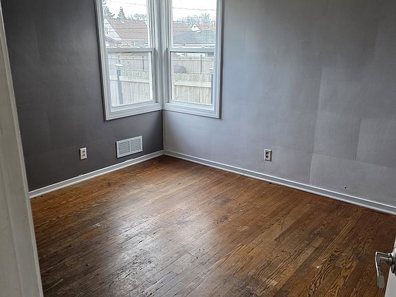 4th image of 7539 Oakdale Ave
