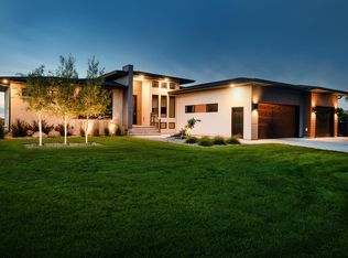 3934 Lakewood Dr SE, Mandan, ND 58554
