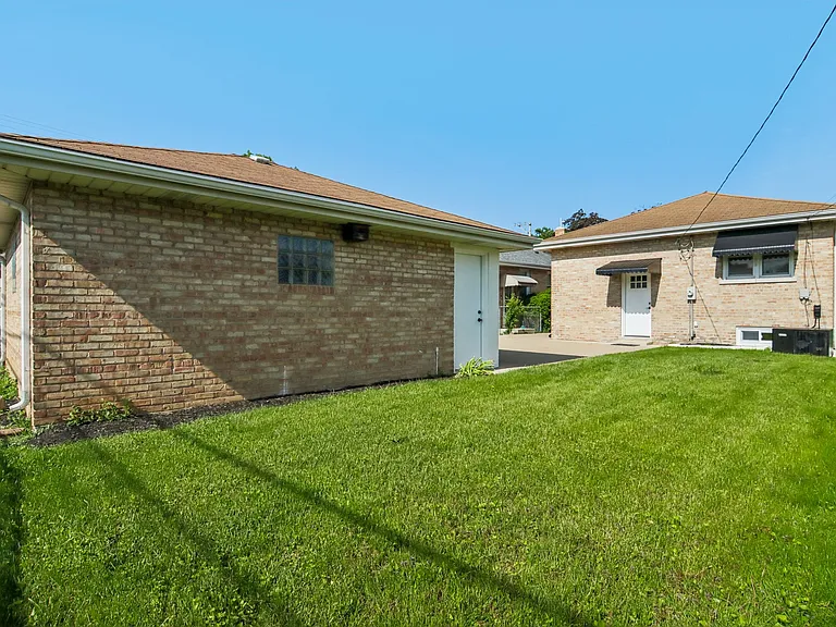 8804 S Fairfield Ave — Photo 12