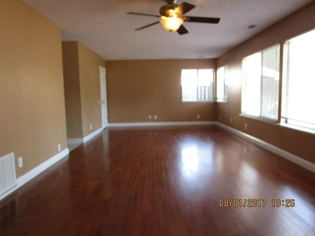 3 bed, 2.5 bath, 1943 sqft, $3,100 — Photo 3