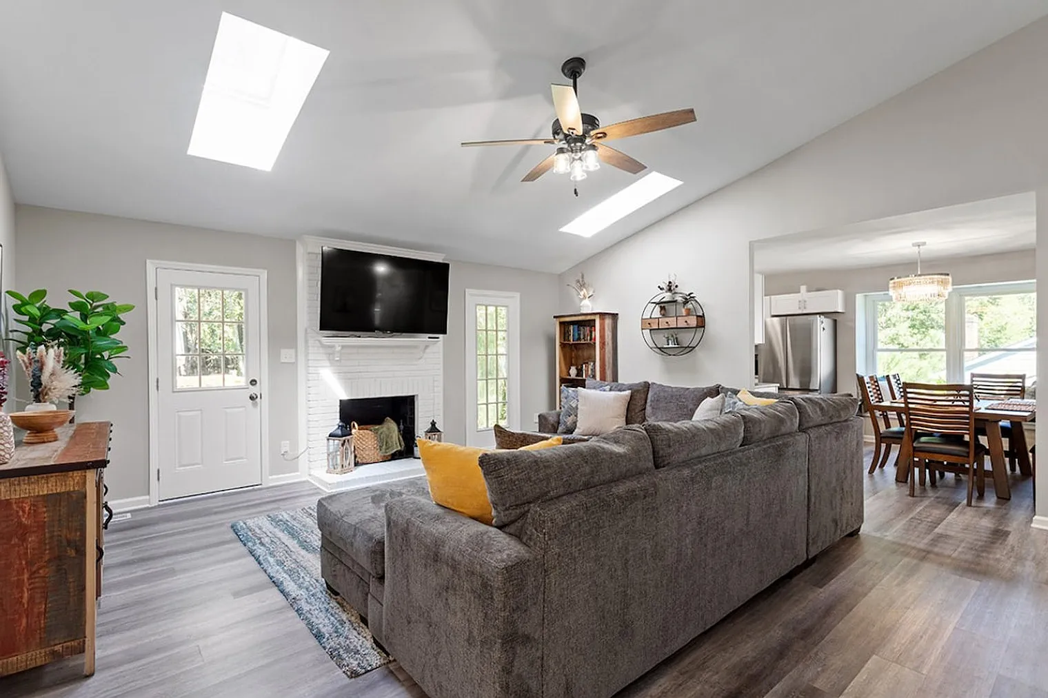 3 bed, 2.0 bath, 1356 sqft, $5,233 — Photo 1