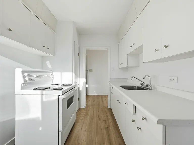2220 Robinson St — Photo 8