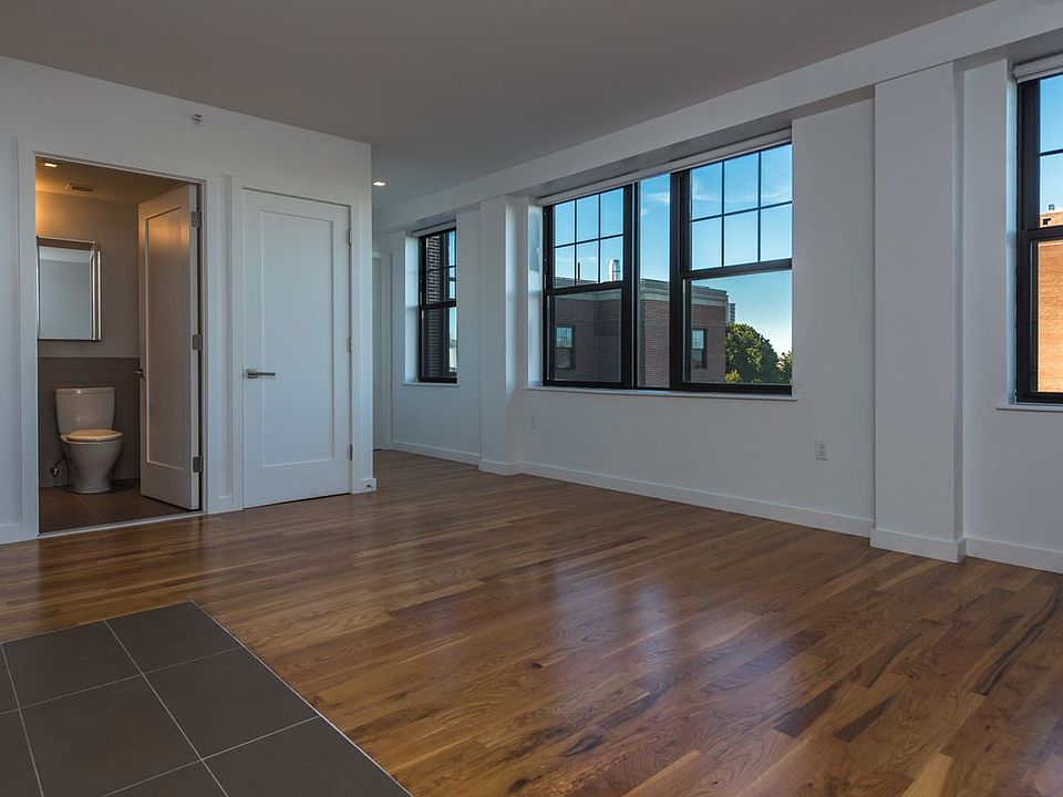 1st image of 10 Saint Pauls Pl APT 5L