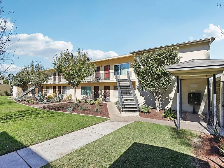 Anaheim Place — Photo 41