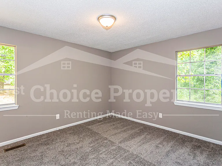 1421 Brewster Cir — Photo 2