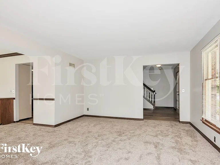 1005 Lancaster Dr — Photo 3