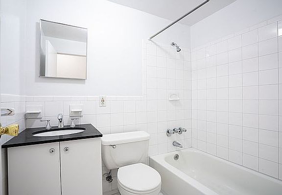 4th image of 428 W 48th St APT 4RW