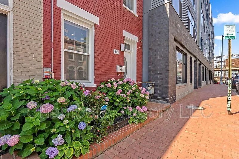 1 bed, 1.0 bath, 740 sqft, $3,200 — Photo 2