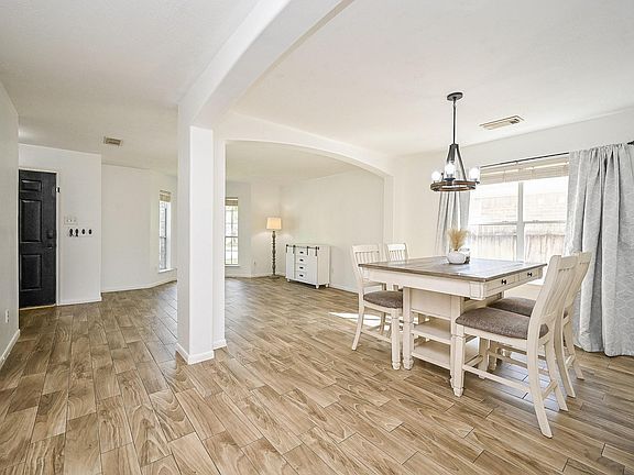 4th image of 2534 Halstead Dr