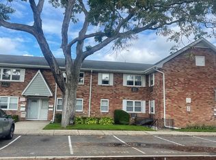 100 Connetquot Ave APT 4, East Islip, NY 11730