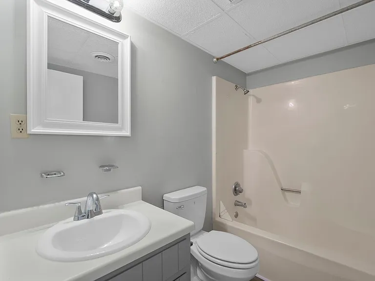 Sunset Manor Apartments — Photo 31