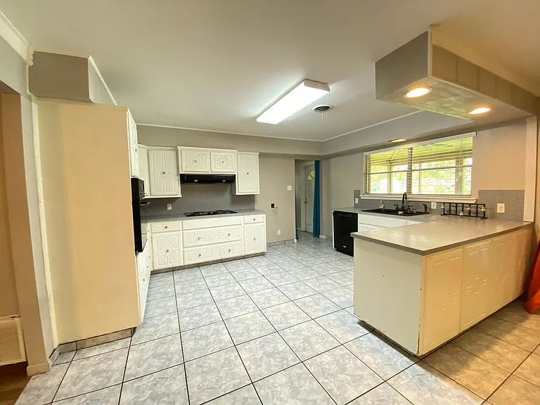 536 W Yoakum Ave — Photo 8