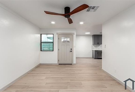 4th image of 4034 E Moreland St #B