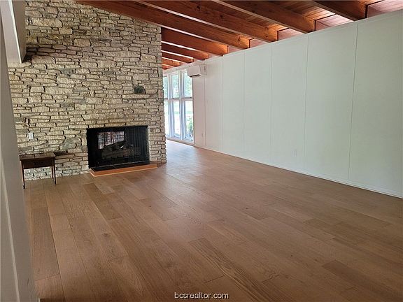 4th image of 1115 Langford St
