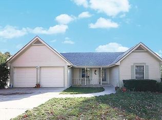 7707 NW 70th St, Kansas City, MO 64152