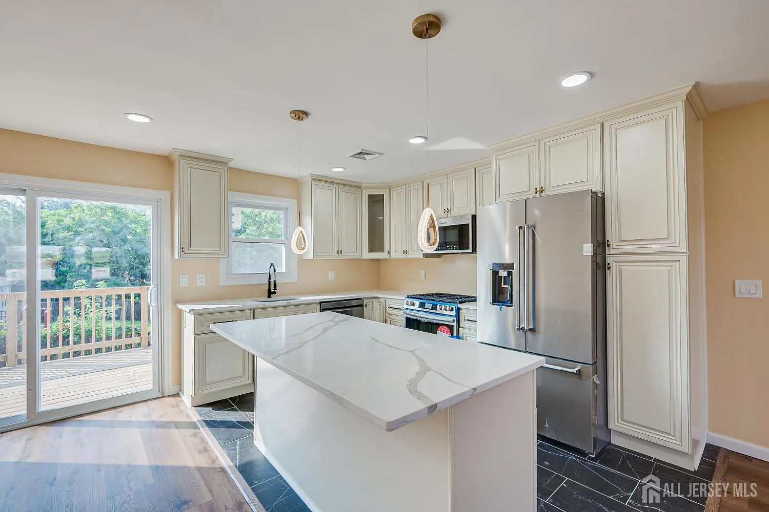 3 bed, 2.0 bath, $4,400 — Photo 4