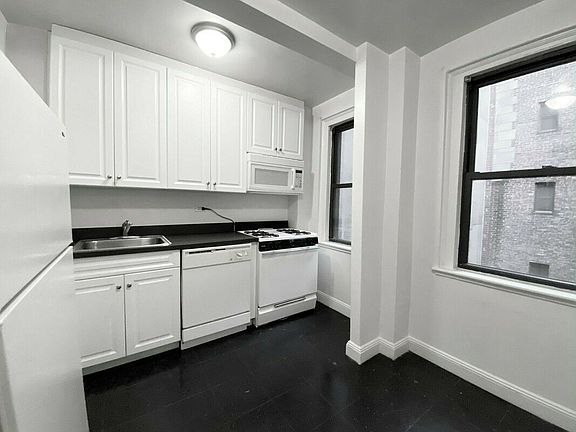 2nd image of 330 E 43rd St APT 804