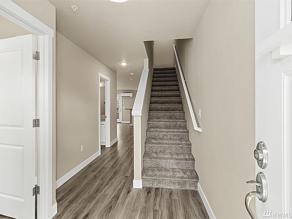 2nd image of 209 Norpoint Way NE