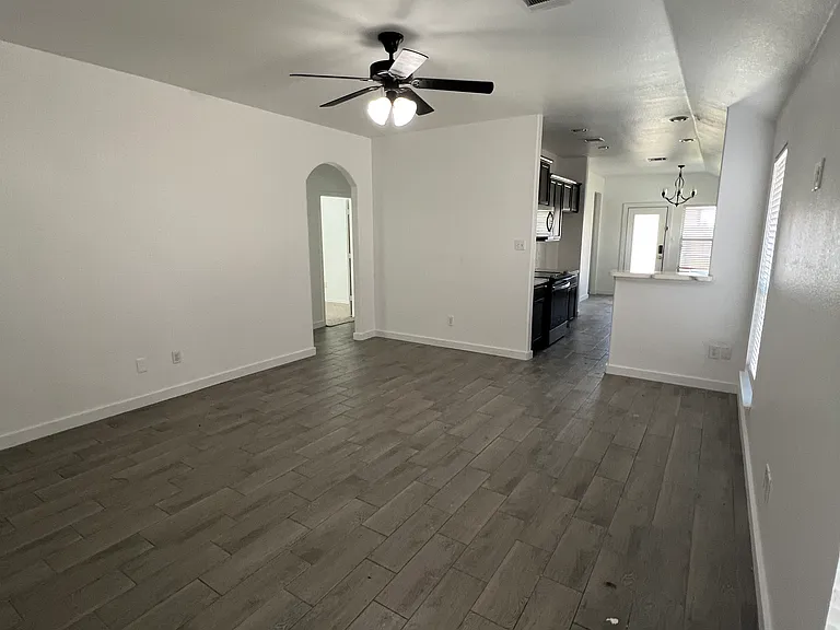 205 Elm Grv — Photo 2