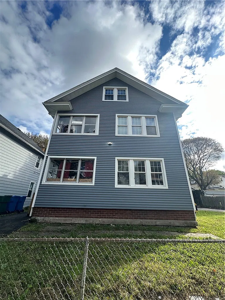 3 bed, 1.0 bath, 1027 sqft, $1,500 — Photo 1