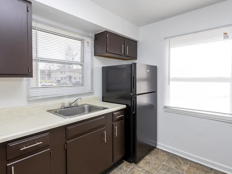 Colonial Manor Apartments — Photo 24