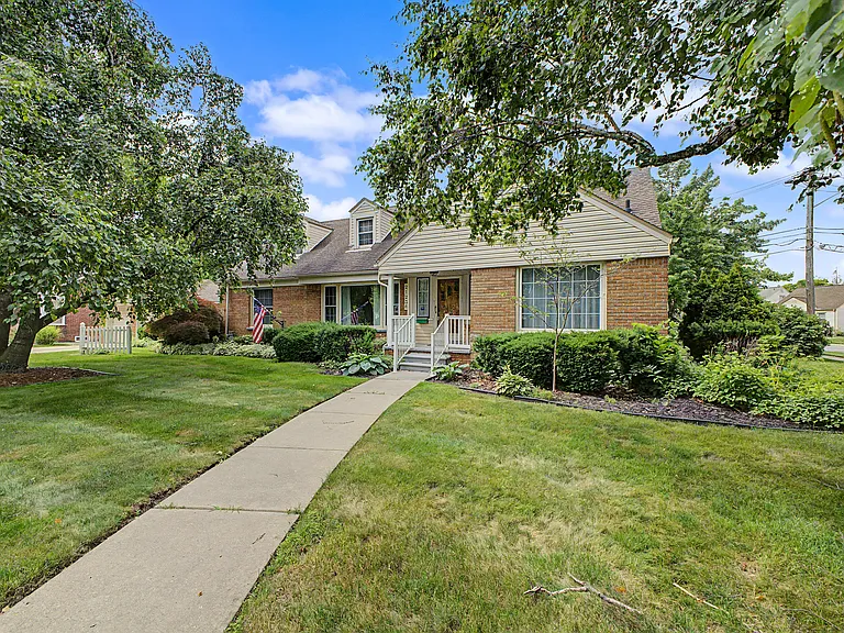21236 Outer Dr — Photo 2