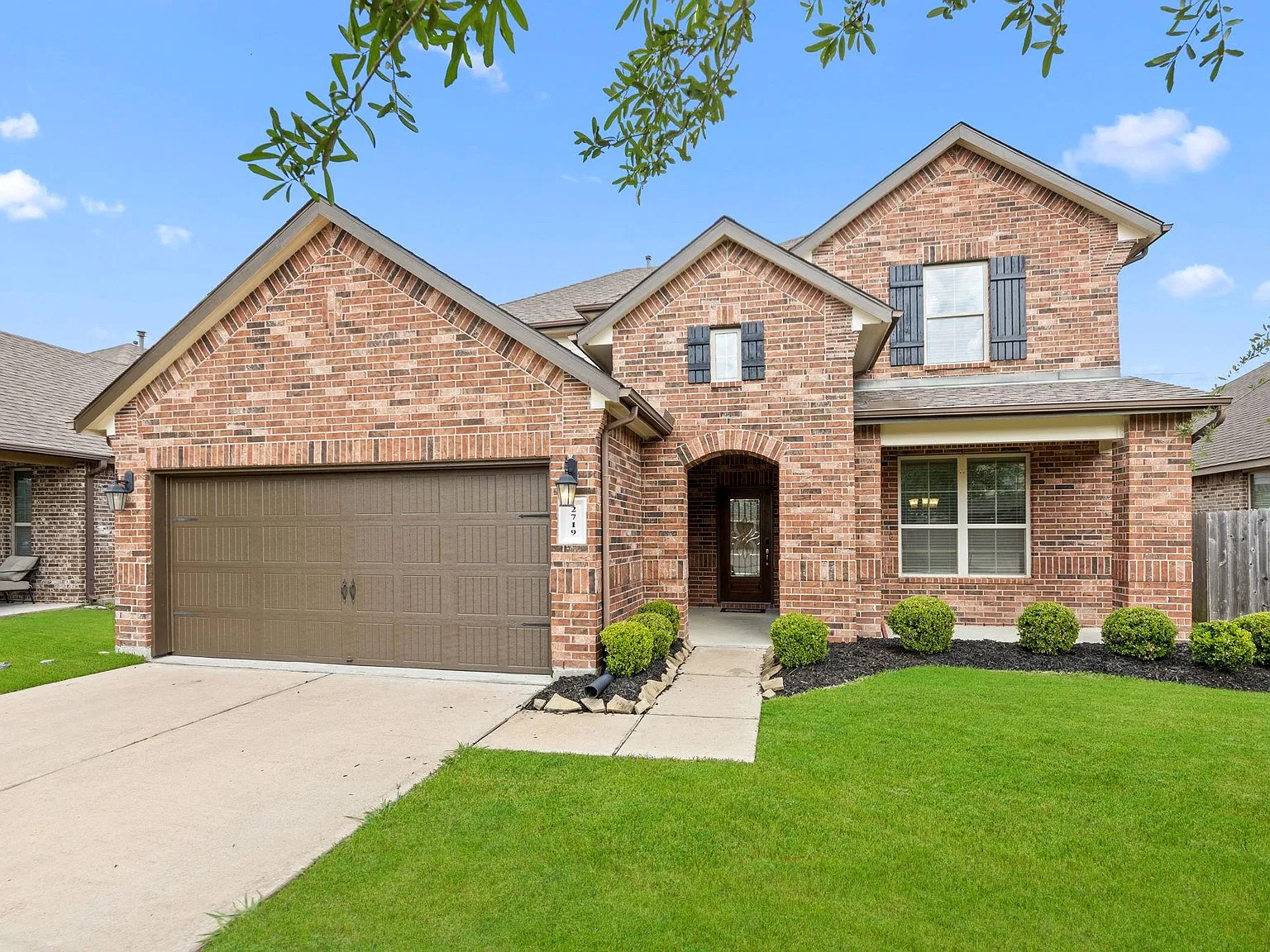4 bed, 3.5 bath, 2498 sqft, $2,700 — Photo 1