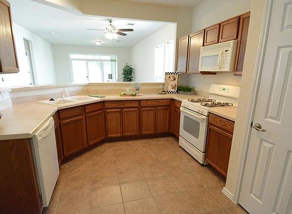 3rd image of 139 Essex Ln