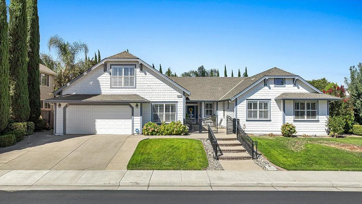 2601 Amatchi Ct photo 1